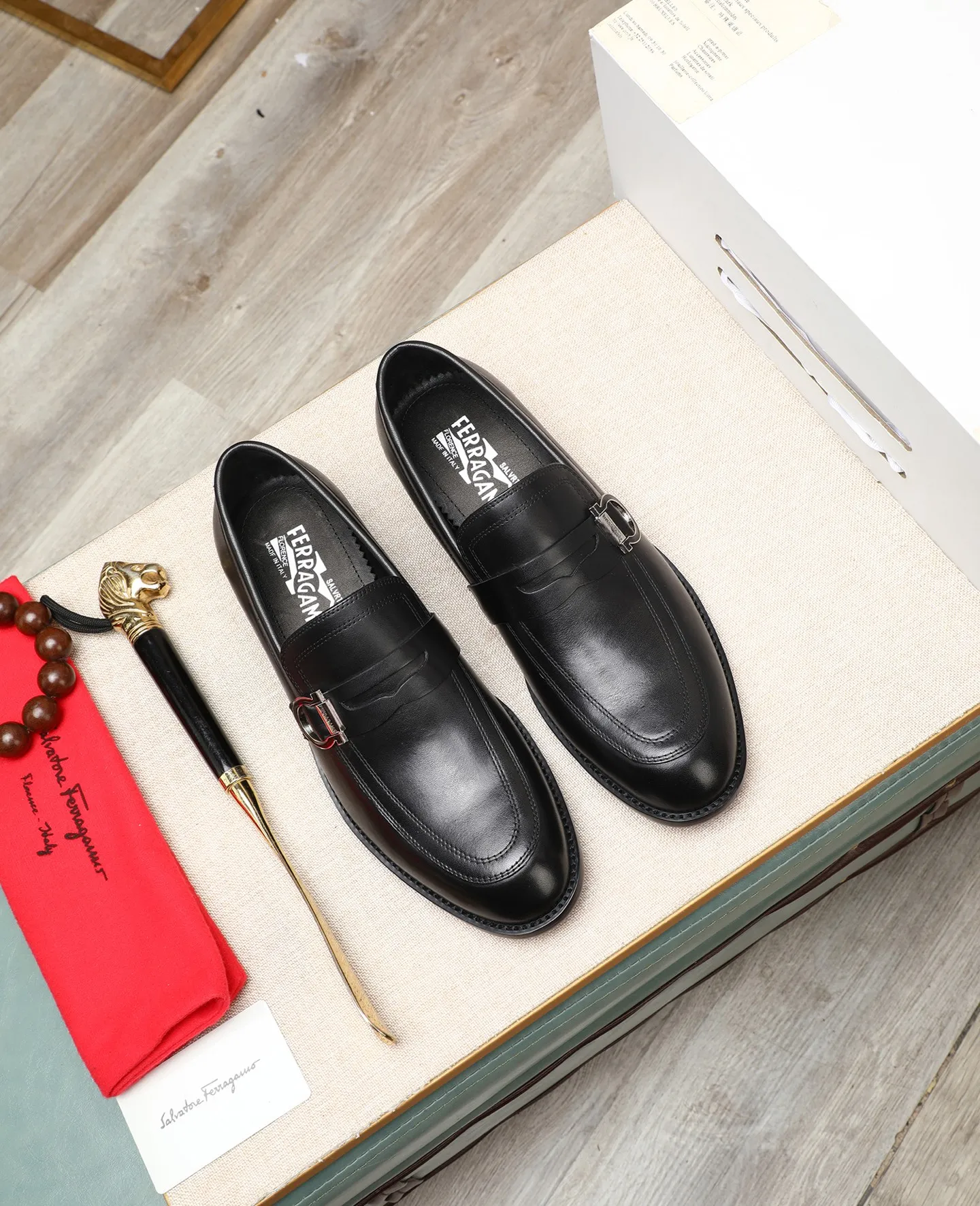 Men's shoes 💰560 📛📛(water-dyed cow lining) Salvatore Ferragamo high-end (Salvatore Ferragamo) is the world's top luxury footwear brand. It comes from the fashion kingdom of Italy. It is famous all over the world for its traditional handmade design and novel styles... 🚶🏻🚶🏻New suit shoes are available simultaneously at the counter. This model is made of pure handmade imported Italian calfskin fabric ➕soft water-dyed cowhide lining Original authentic outsole🌀🌀Size: 38➖44 (45 46 customized)